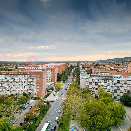 Felújított 2 szobás lakás eladó Pécs legmagasabb társasházában, gyönyörű panorámával